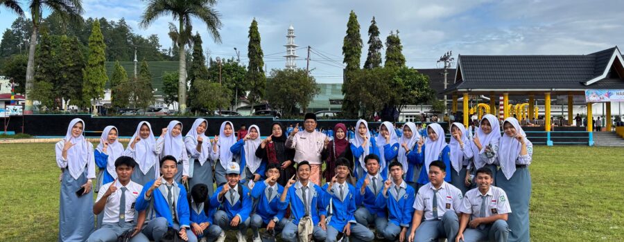 Siswa dan Guru SMAN I Sungai Penuh Ikuti Upacara Peringatan Hari Pendidikan Nasional  Kota Sungai Penuh Tahun 2025.